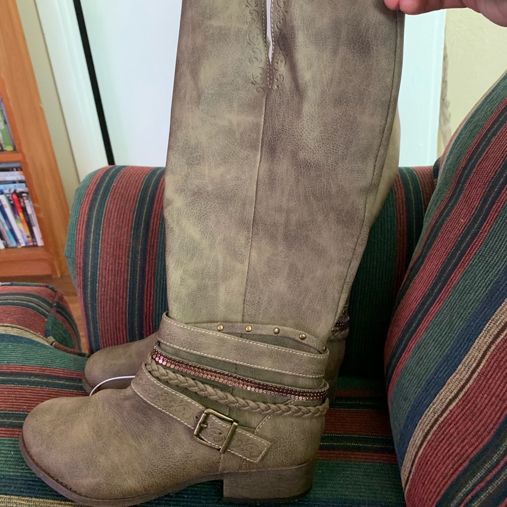 Boots size 7.5 by Daria
